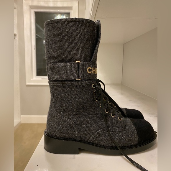 CHANEL Fall-Winter 2021 dark grey/black lace up tweed boots - Picture 5 of 7